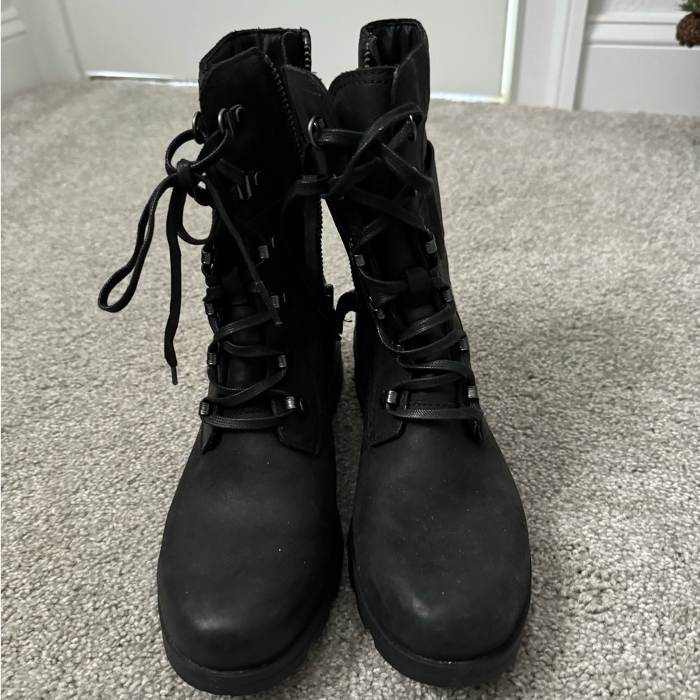 Like new Sorel combat boots.